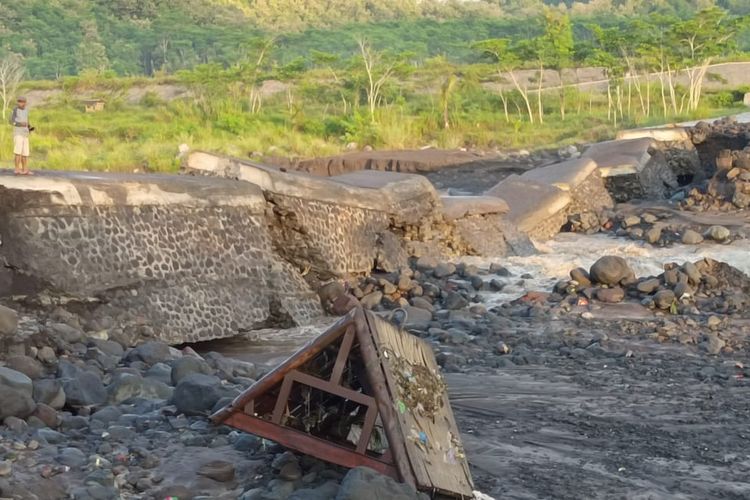 Kondisi tanggul di Desa Bago, Kecamatan Pasirian, Kabupaten Lumajang, Jawa Timur jebol usai diterjang banjir lahar Semeru, Senin (20/6/2022) pagi.