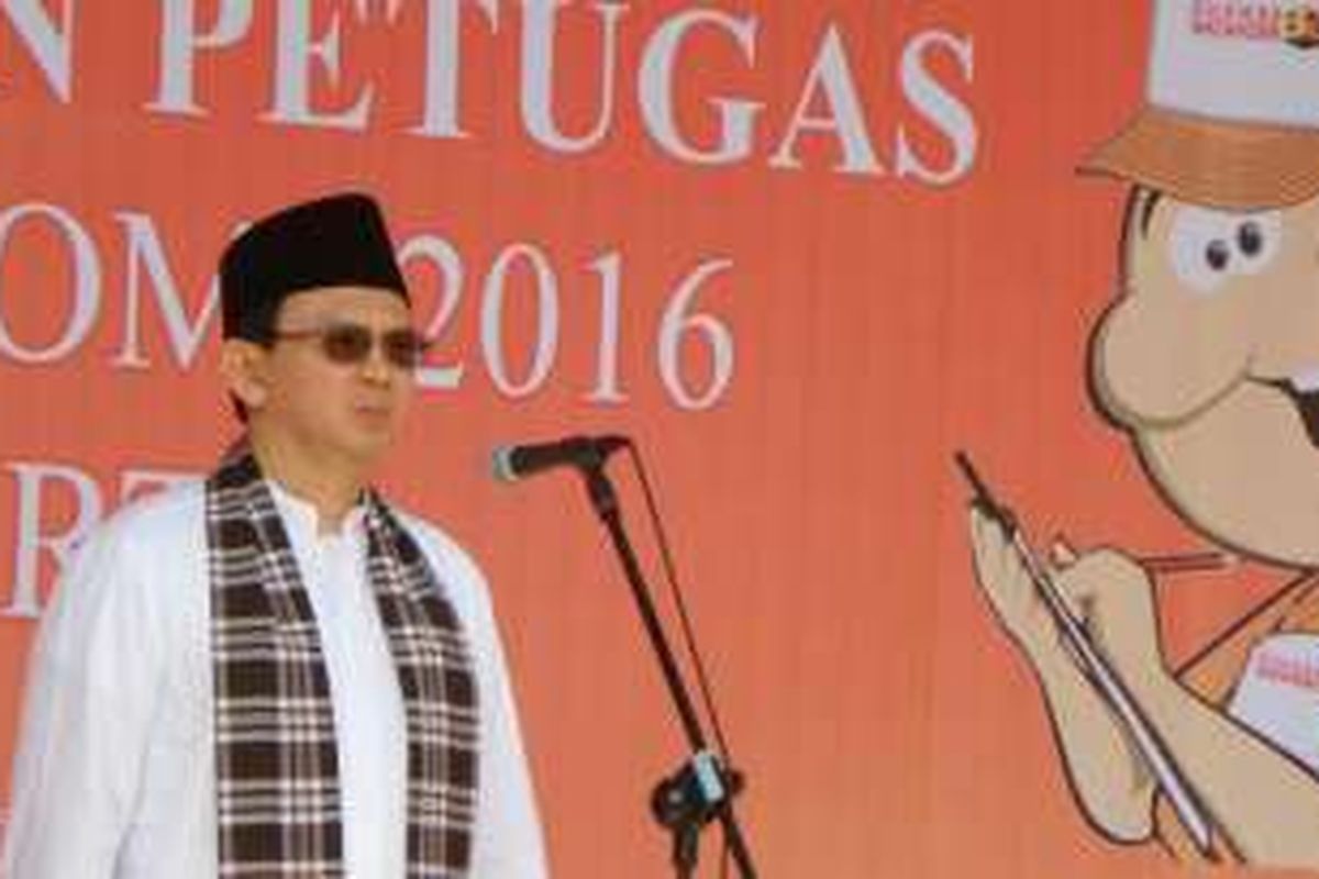 Gubernur DKI Jakarta Basuki Tjahaja Purnama melepas petugas BPS untuk melaksanakan Sensus Ekonomi 2016 di Balai Kota DKI, Jalan Medan Merdeka Selatan, Kamis (28/4/2016). 