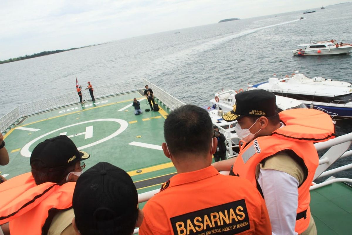 Wakil Gubernur DKI Jakarta Ahmad Riza Patria memantau langsung pencarian pesawat Sriwijaya Air SJ 182 yang jatuh di perairan Kepulauan Seribu pada Minggu (10/1/2021).