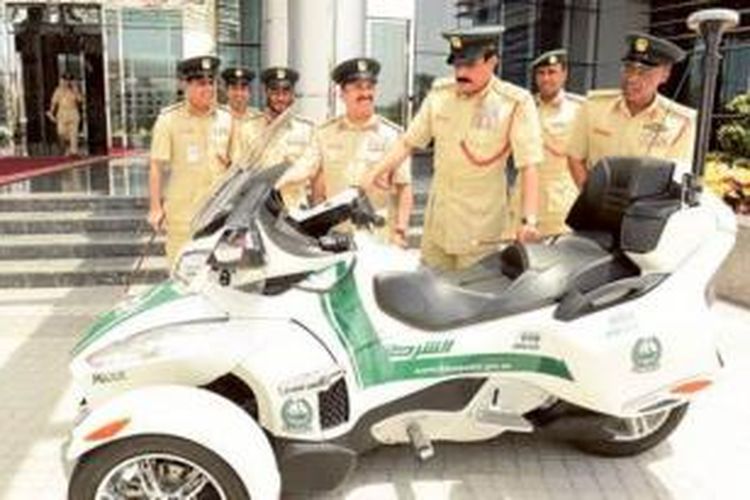 Kepala Kepolisian Dubai Mayor Jenderal Khamis Mattar Al Mazeina, meresmikan sepeda motor Can Am Spyder dalam jajarannya awal pekan ini.