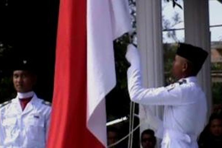 Prosesi pengibaran bendera Merah Putih pada peringatan HUT ke-69 RI di Kabupaten Aceh Barat, Minggu (17/8/2014).