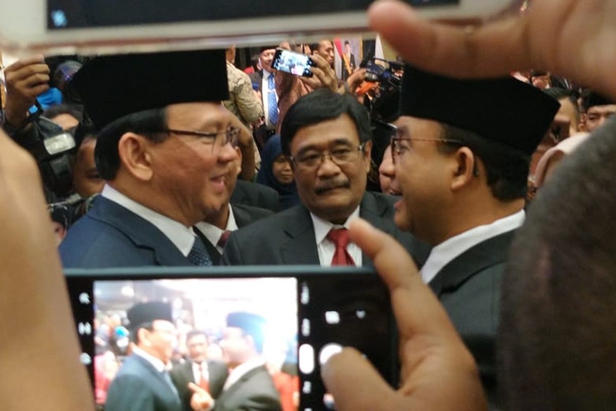 Gubernur DKI Jakarta Anies Baswedan bertegur sapa dan mengobrol dengan dua gubernur pendahulunya, yaitu Basuki Tjahaja Purnama (Ahok) dan Djarot Saiful Hidayat, di Gedung DPRD DKI Jakarta, Jalan Kebon Sirih, Jakarta Pusat, Senin (26/8/2019).