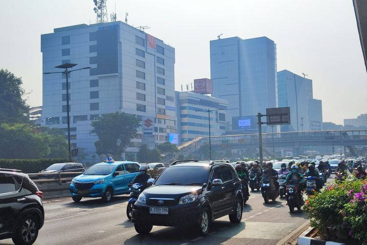 Kemacetan di Cawang menuju arah Pancoran, pada hari pertama ASN WFH, Senin (21/8/2023). 