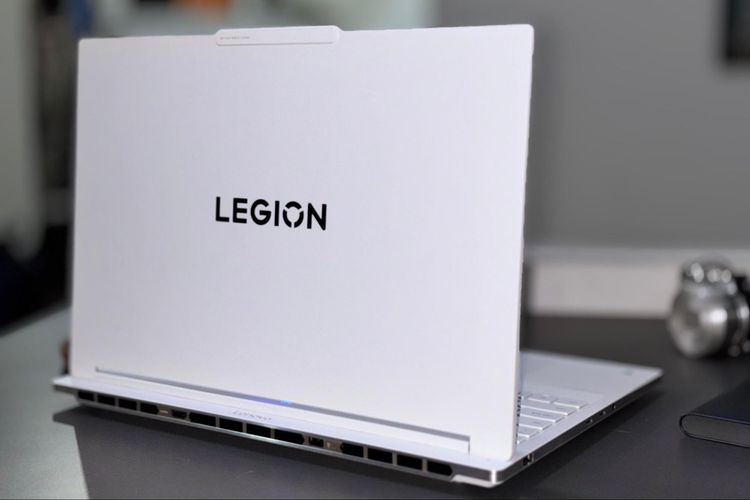 Lenovo Legion 7i hadir dengan desain sleek dan clean dengan outlet air vents di bagian belakang. 