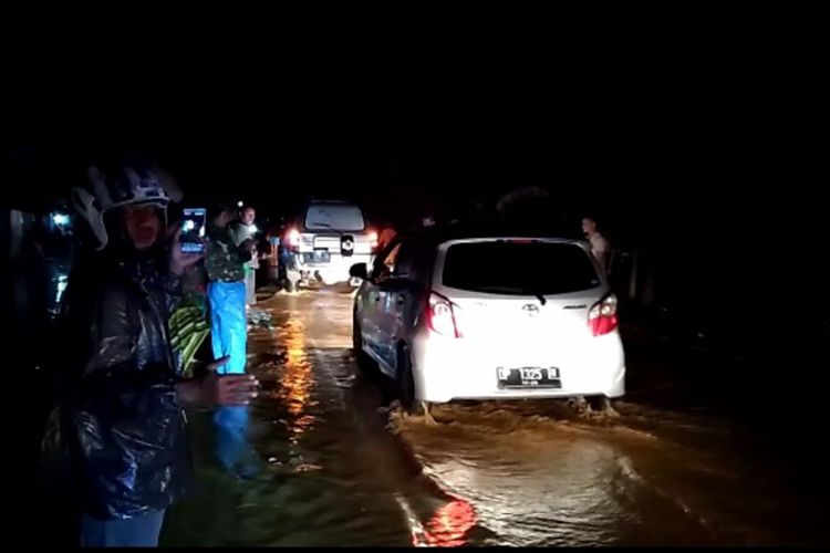 Sungai Salutubu meluap, merendam permukiman warga dan ruas jalan di Desa Pongko Kecamatan Walenrang Utara. Kabupaten Luwu, sulawesi Selatan, Selasa (16/11/2021) dini hari.