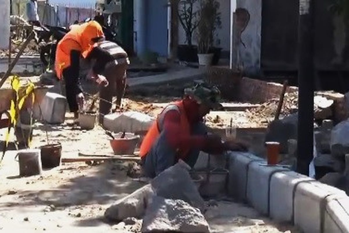 Paving trotoar terlalu tinggi sejumlah warga di Kelurahan Maospati terdampak pembangunan pedestrian mengeluhkan kendaraan mereka tersangkut. Mereka meminta Dinas PUPR Magetan membuat landai pembangunan trotoar.
