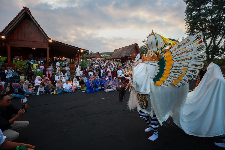 Serunya Nonton Barong Banyuwangi Berlatar Langit Senja di Agrowisata Tamansuruh