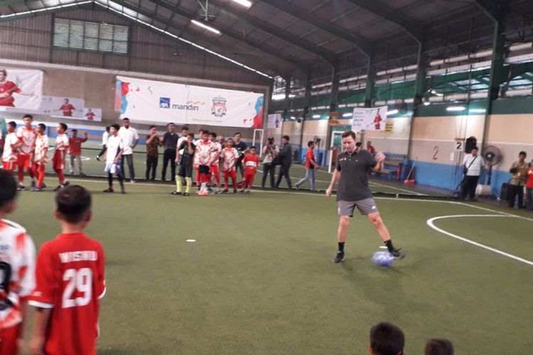 Legenda Liverpool, Vladimir Smicer bermain futsal dengan anak-anak di salah satu lapangan di kawasan Kuningan, Jakarta, Jumat (8/2/2019) siang. Smicer datang ke Jakarta untuk mengisi kegiatan kampanye bertajuk sharing and learning. Kegiatan tersebut diadakan perusahaan asuransi AXA Mandiri yang merupakan bagian dari AXA Grup selaku official insurance partner Liverpool.