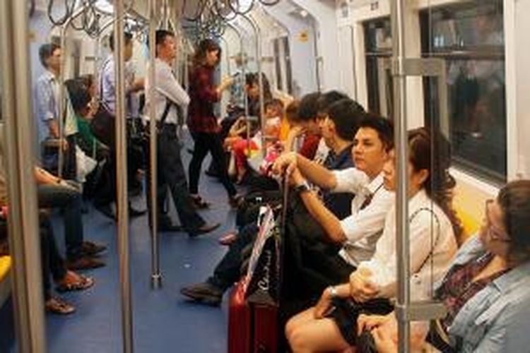 Suasana di dalam Sky Train.