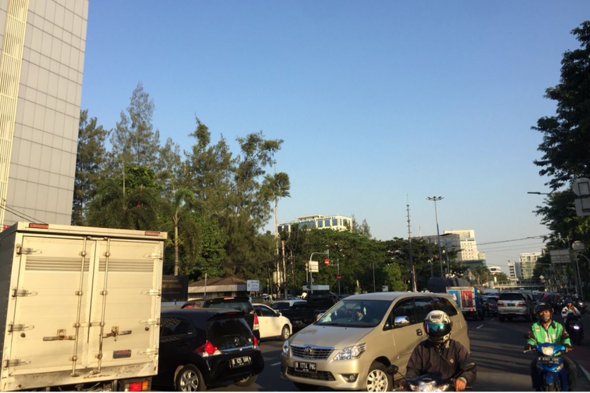 Suasana Arus  Lalu Lintas Jalan Merdeka Timur, Jakarta Pusat, Jumat (7/7/2018) Padat