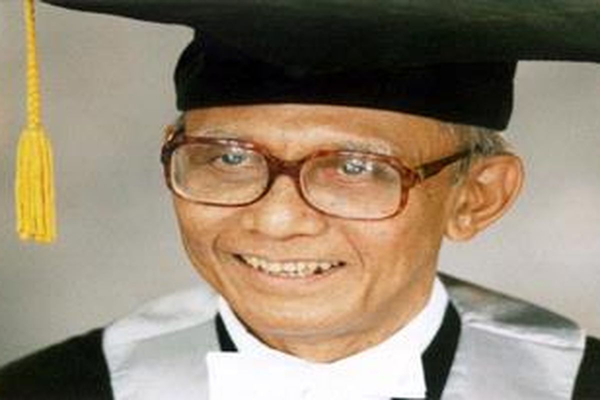 Prof Dr Widjojo Nitisastro.