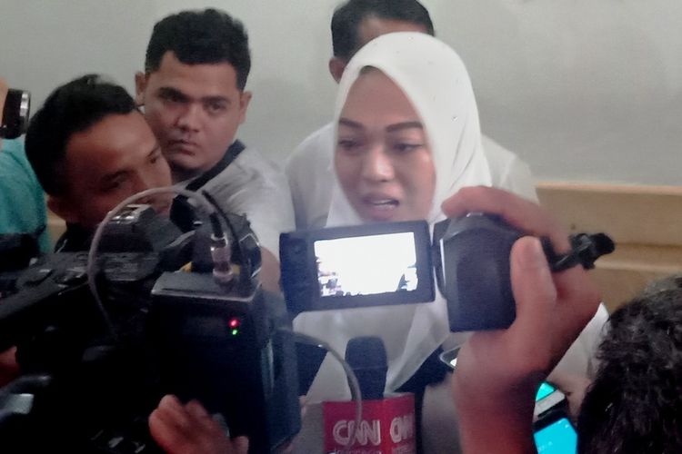 Terdakwa Febi Nur Amelia menjawab pertanyaan wartawan di depan ruang sidang Cakra V PN Medan, Selasa (14/1/2020)