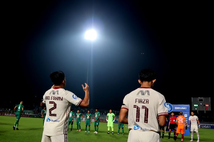 Pemain Persija Jakarta Rio Fahmi dan Firza Andika bedoa sebelum pertandingan pekan ke-32 Liga 1 2022-2023 melawan Persebaya Surabaya yang berakhir dengan skor 0-1 di Stadion Gelora Joko Samudro Gresik, Rabu (5/4/2023) malam WIB.