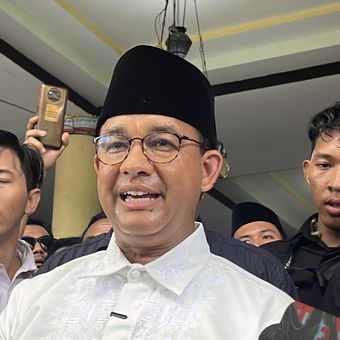 Calon presiden (capres) nomor urut 1 Anies Baswedan saat ditemui usai kampanye terbuka di Gedung Adi Poday, Sumenep, Madura, Jawa Timur, Rabu (31/1/2024).