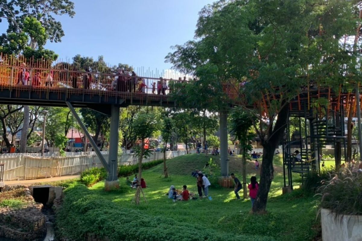 Suasana Taman Tebet Eco Park, Jakarta Selatan, terpantau padat oleh warga Jakarta dan sekitarnya yang berwisata pada Minggu (8/5/2022).