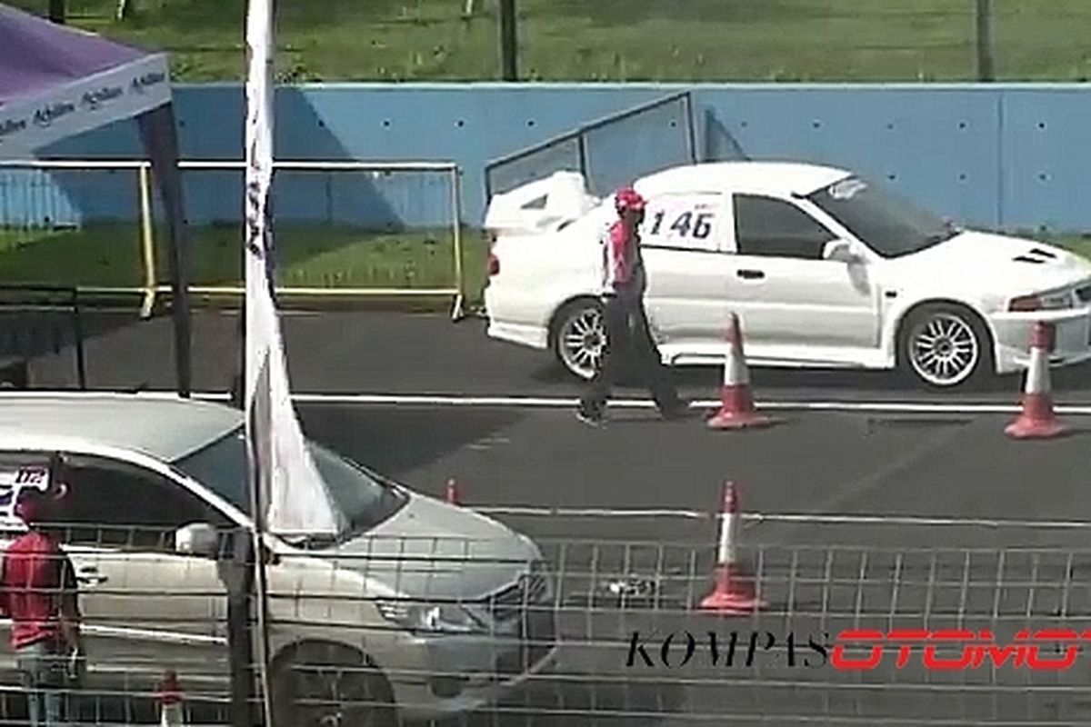 Toyota Innova Diesel vs Mitsubishi Lancer di ajang Kejurnas Drag Race, Sentul