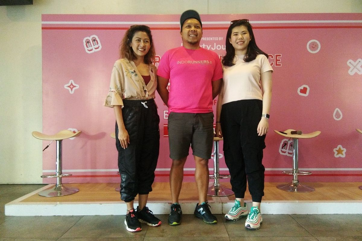 Senior VP Media Business Social Bella Indonesia, Mira Monika (kiri) dan Co-Founder dan CMO Social Bella Indonesia, Chrisanti Indiana (kanan) saat berfoto dengan perwakilan Indorunner Bandung dalam konferensi pers Bandung Fit n Fab (BFF) Run 2019 di Moxy Hotel, Jalan Sulanjana, Kota Bandung, Sabtu (24/8/2019).