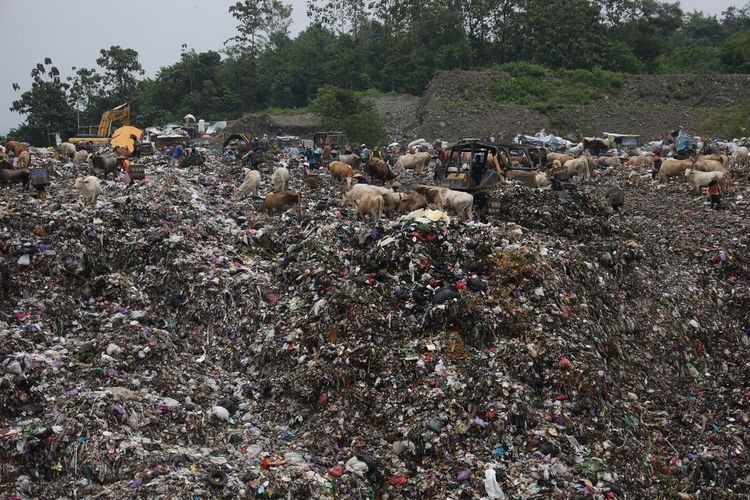 Aktivitas pembuangan sampah di Tempat Pemrosesan Akhir (TPA) Regional Piyungan, Desa Sitimulyo, Piyungan, Bantul, DI Yogyakarta, Selasa (28/2/2023). TPA Piyungan ditutup selama 44 hari, yaitu mulai 23 Juli 2023 sampai 5 September 2023.
