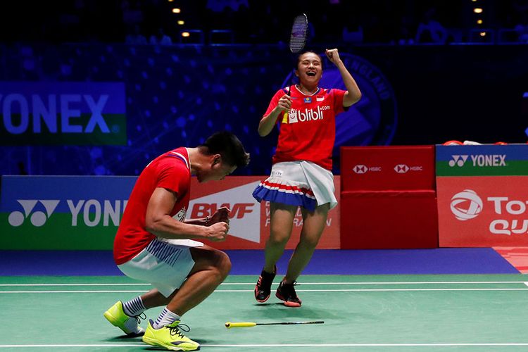 Pebulu tangkis ganda campuran Indonesia Praveen Jordan dan Melati Daeva Oktavianti meluapkan kegembiraannya seusai memenangi laga final ganda campuran All England melawan pebulu tangkis Thailand Dechapol Puavaranukroh dan Sapsiree Taerattanachai di Arena Birmingham, Inggris, Minggu (15/3/2020). Praveen/Melati berhasil menjadi juara All England setelah memenangi pertandingan dengan skor 21-15, 17-21, dan 21-8.