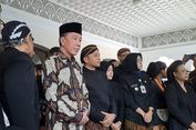 Jokowi Hadiri Prosesi Pemberangkatan Raja PB XIII dari Loji Gandrung Solo Menuju Imogiri