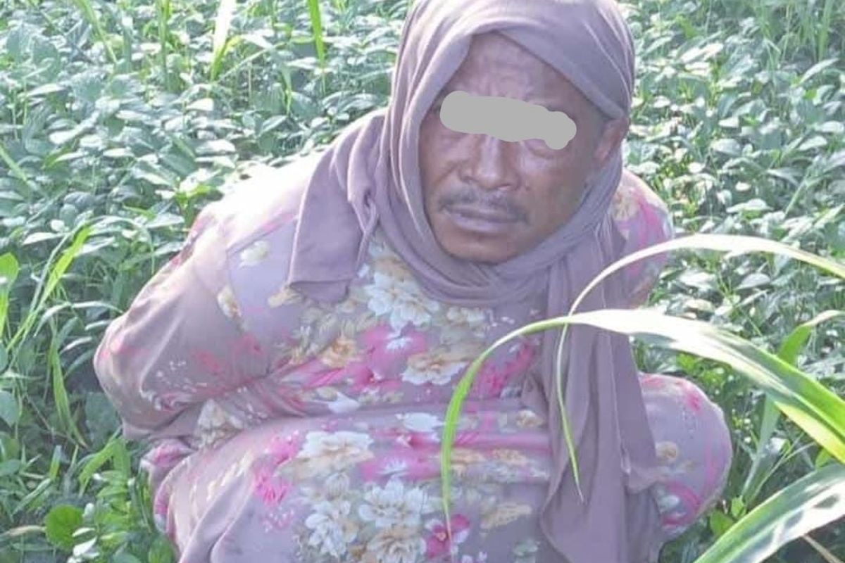 Tersangka pengedar narkoba yang menyamar menjadi ibu-ibu dengan mengenakan daster guna mengelabui saat Satuan Reserse Narkoba Polres Pasuruan melakukan pengejaran, Kamis (13/03/2025) 