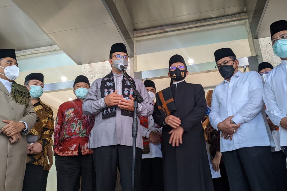 Gubernur DKI Jakarta Anies Baswedan (menggunakan mikrofon) meninjau kesiapan Masjid Istiqlal Jakarta dibuka untuk ibadah salat tarawih di bulan Ramadhan, Jumat (9/4/2021)