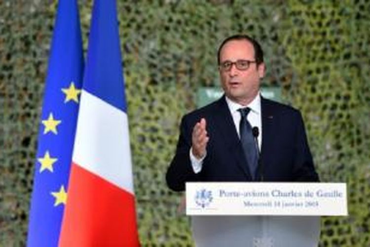 Presiden Perancis, Francois Hollande memberikan pidato di atas kapal induk Charles de Gaulle di Toulon, Rabu 