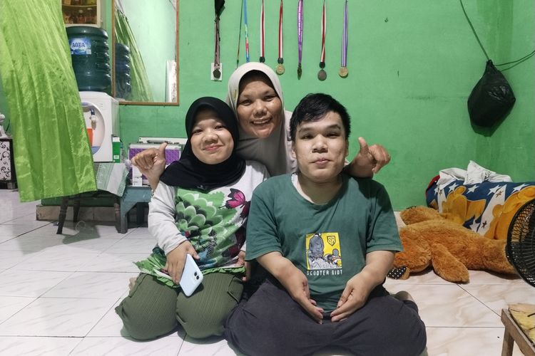 Kisah Marliana, Ibu di Deli Serdang yang Sukses Antar 2 Anak Disabilitas Kuliah dan Berprestasi