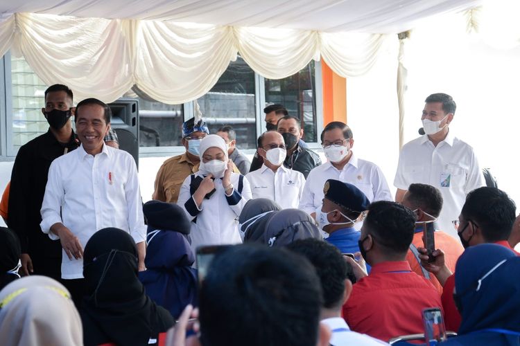 Presiden RI Joko Widodo (Jokowi) didampingi Menteri Ketenagakerjaan Ida Fauziyah dan Direktur Utama Badan penyelenggara Jaminan Sosial Ketenagakerjaan (BP Jamsostek) Anggoro Eko Cahyo menyerahkan Bantuan Subsidi Upah (BSU) kepada pekerja di Kota Baubau dan Kabupaten Buton, Selasa (27/9/2022).
