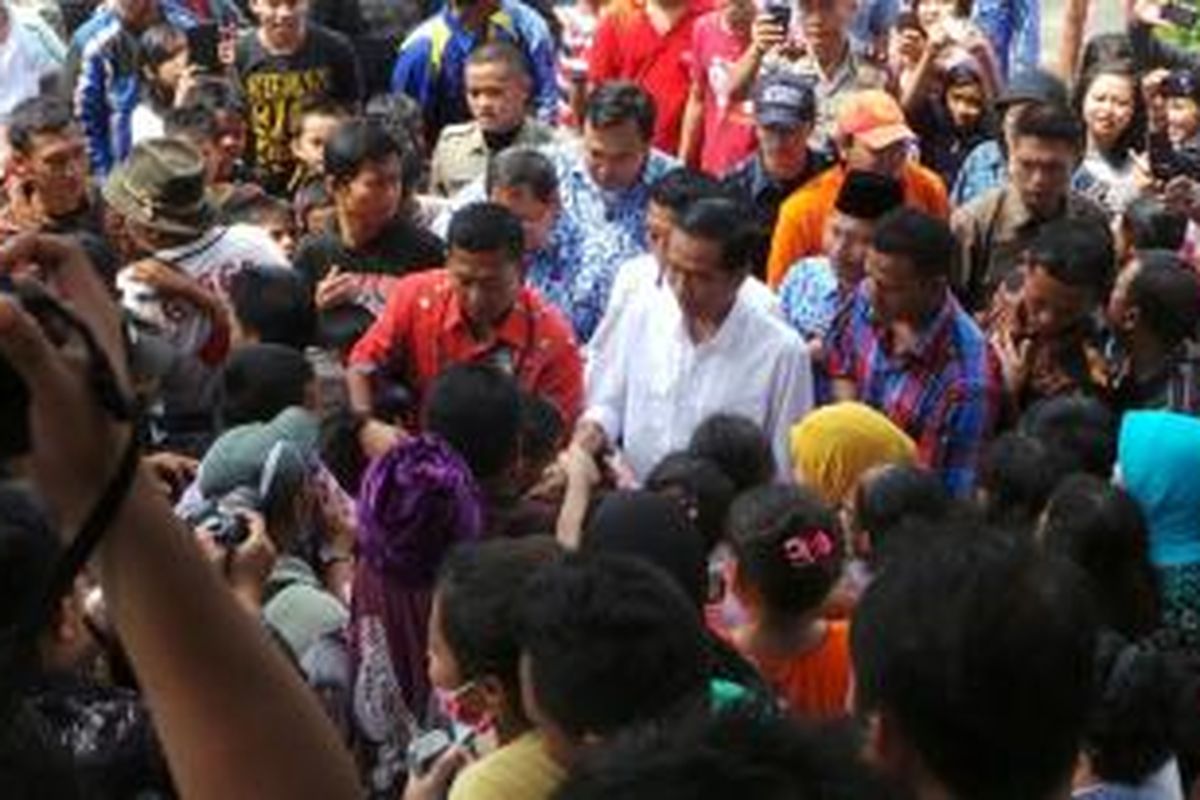 Gubernur Jakarta Joko Widodo bertemu warga saat acara peresmian pasar Pasar Pengumben, Jakarta Barat, Selasa (20/5/2014).