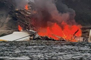 Pesawat Ludes Terbakar Usai Jatuh di Laut, Semua Orang Selamat
