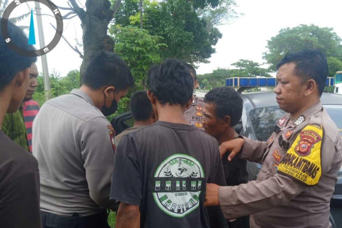 Polisi membawa pelaku upacaya pelecehan di Kampung Bakan Toge, Tanjungmekar, Karawang, Jawa Barat, Selasa (24/1/2024) ke Mapolsek Karawang Kota.
