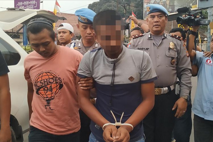 Tersangka RH, pembunuh alumni D3 IPB ditangkap dan digiring polisi ke Mapolres Sukabumi Kota, Sukabumi, Jawa Barat, Jumat (2/8/2019).