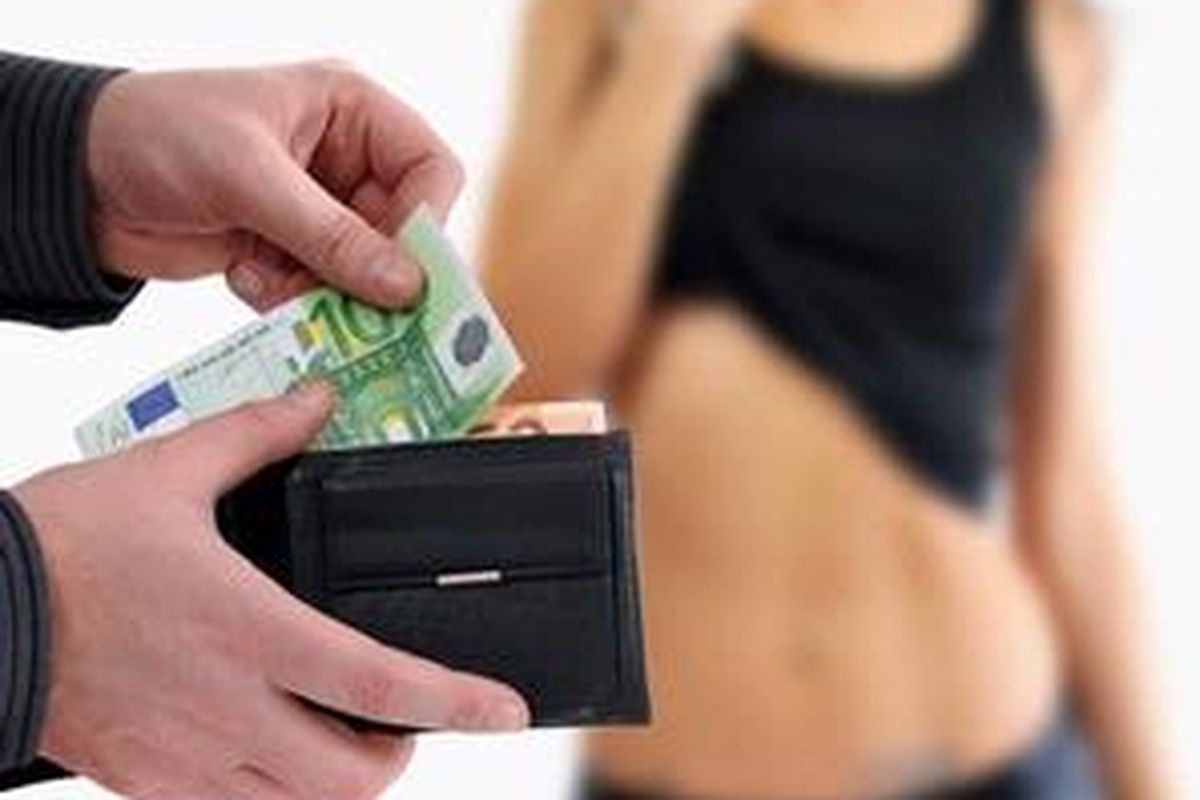 Biasakan untuk membuat pembukuan sederhana untuk mengelola gaji, sekaligus mendeteksi adanya pengeluaran yang mencurigakan.