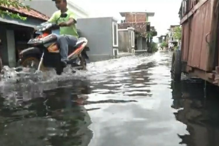 Kondisi air banjir yang menghitam hingga berbau di Dukuh Tanggulangin, Desa Jati Wetan, Kecamatan Jati, Kabupaten Kudus, Jawa Tengah, Kamis (5/2/2021).