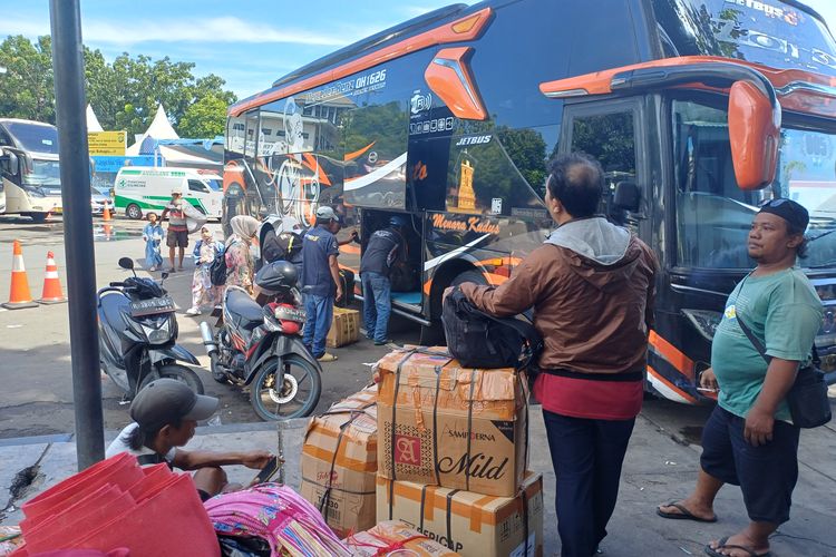 Arus Balik Lebaran Belum Terlihat, Terminal Tanjung Priok Masih Ramai Keberangkatan