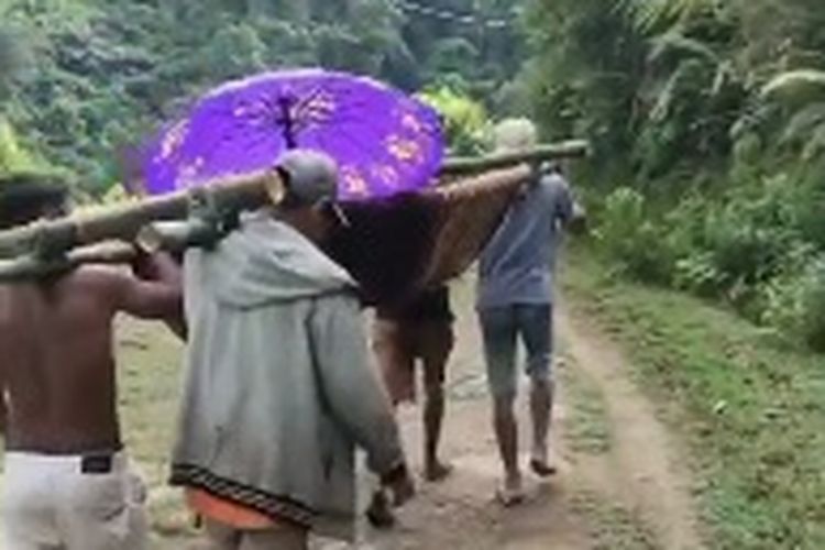 Cuplikan sebuah momen warga menandu pasien agar bisa dilarikan ke puskesmas.