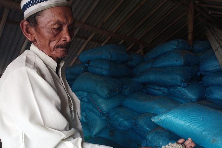 Muhsin petani garam asal Dusun Menco Desa Berahan Wetan Kecamatan Wedung Kabupaten Demak Jawa Tengah menunjukkan garam di gudang miliknya, Senin (15/03/2021)