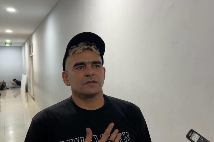 Legenda Timnas Indonesia Cristian Gonzales kala berbicara kepada media dalam acara XSeries-2 di GOR UNJ, Jakarta, Sabtu (17/1/2026).