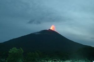 Gunung Ile Lewotolok Meletus 110 Kali dalam Sehari Disertai Gemuruh