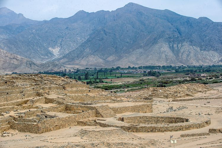 Panorama situs arkeologi kota Caral di Supe, Peru, pada 13 Januari 2021. Kota berusia 5.000 tahun ini adalah kota tertua di benua Amerika, dan tempat lahirnya peradaban Amerika.