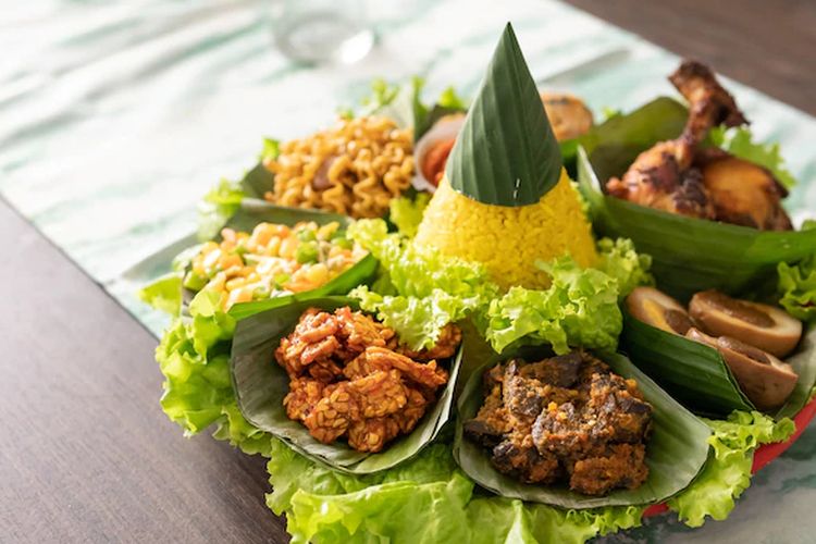 Tumpeng adalah salah satu makanan daerah Indonesia.