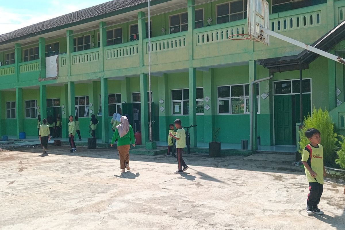 Siswa SD 4 Kertasari Ciamis, berolahraga saat jam istirahat di lapangan sekolah, Senin (6/1/2025).