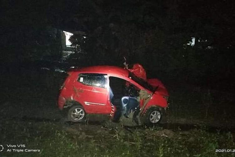 Sebuah mobil Daihatsu Ayla merah ringsek setelah tertabrak kereta api di rel perlintasan tanpa palang pintu KM 26 +5, Desa Mangunsari, Kecamatan Tegowanu, Kabupaten Grobogan, Jawa Tengah, Minggu (24/1/2021) malam.