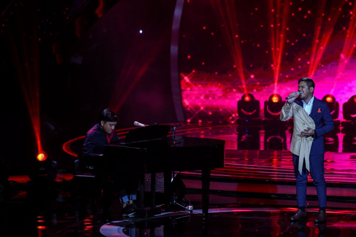 Abdul berkolaborasi dengan Yovie Widianto di grand final Indonesian Idol 2018, di Ecovention Ancol, Jakarta Utara, Senin (16/4/2018). Maria dan Abdul berhasil mencapai babak grand final Indonesian Idol 2018.