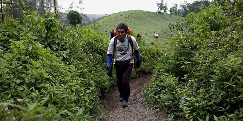 Pendaki gunung marathon solo Willem Sigar Tasiam memulai pendakian Gunung Raung, Jawa Timur, Kamis (5/5/2016).