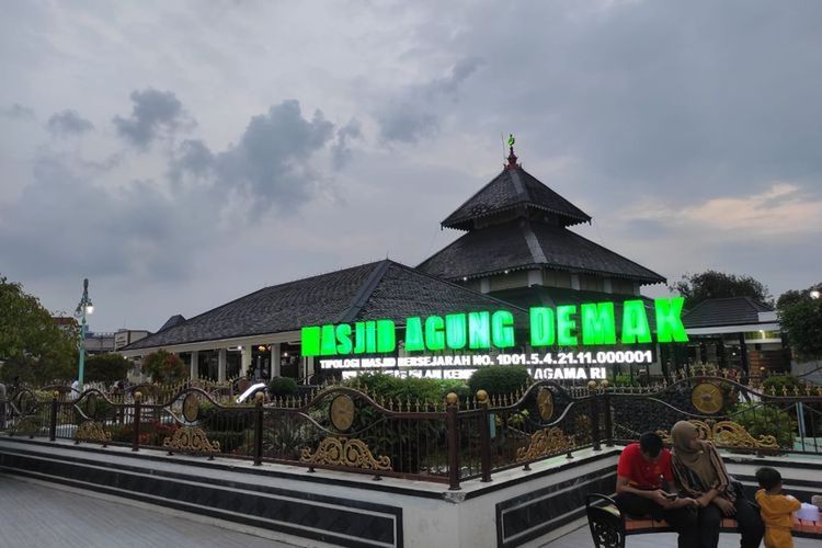 Suasana Masjid Agung Demak jelang Ramadhan pada Sabtu (28/2/2025). Curah hujan tinggi yang dipicu krisis iklim akan memperparah situasi penurunan tanah di Demak ke depannya. Apa yang bisa jadi solusi?