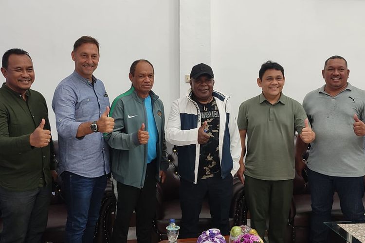 Bupati Merauke, Romanus Mbaraka, menerima perwakilan Papua Football Academy di Merauke pada Rabu (15/6/2022).