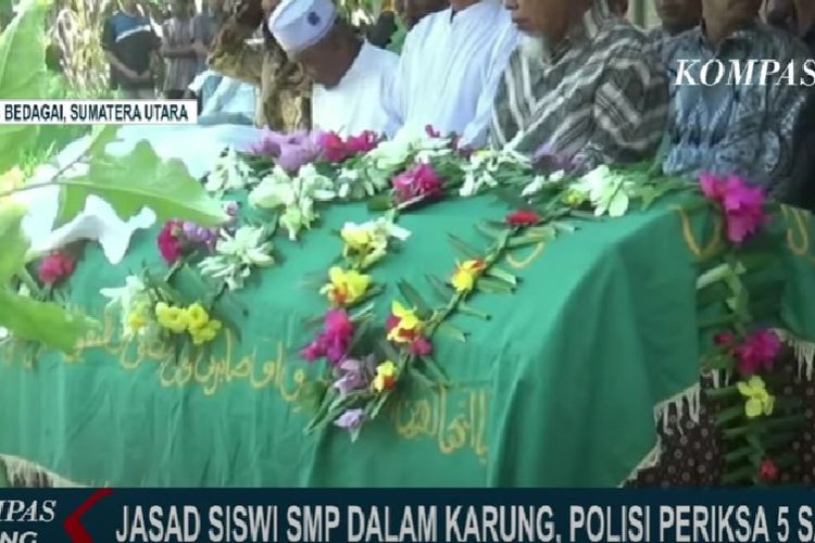 Warga melakukan shalat jenazah untuk siswi SMP di Sergai yang tewas dalam karung. Jasad korban, AS, ditemukan di kebun sawit pada Jumat (13/12/2024).