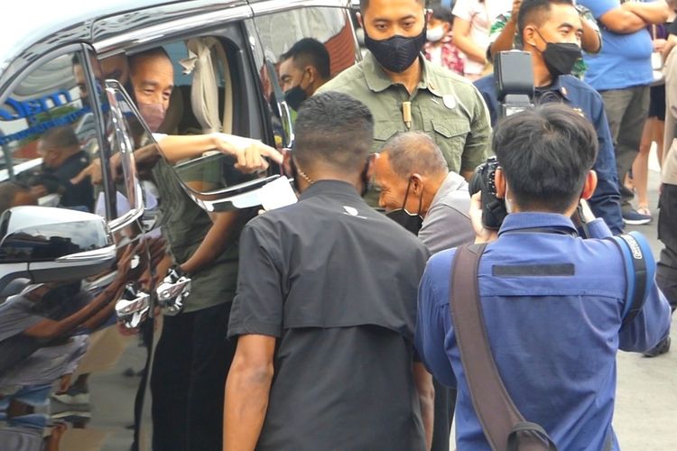 Presiden Joko Widodo saat memberikan bantuan kepada salah satu warga masyarakat di Teras Maliobiro 2.
